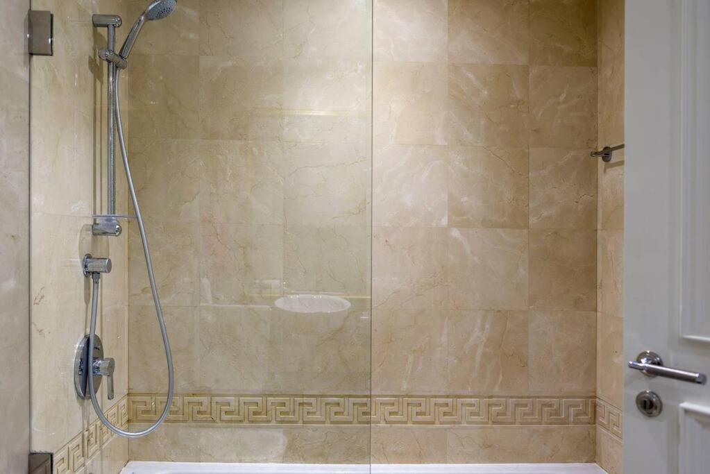 Versace Tower Luxury Suites - Downtown Beirut Exterior photo